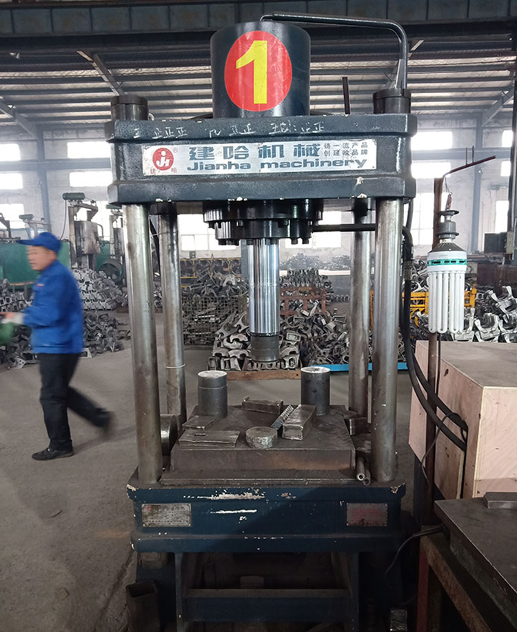 山東我们100t四柱液壓機客戶現場