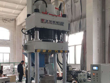 牛羊舔磚四柱液壓機的應用