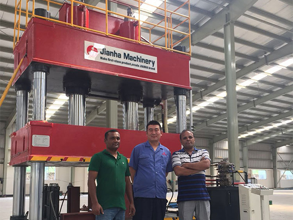 山東滨州正华自动化制造有限责任公司與您攜手并進四柱液壓機