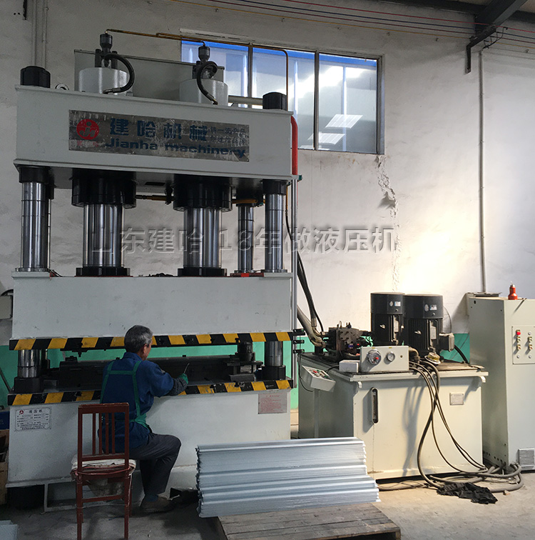 冷風機液壓機工作現場