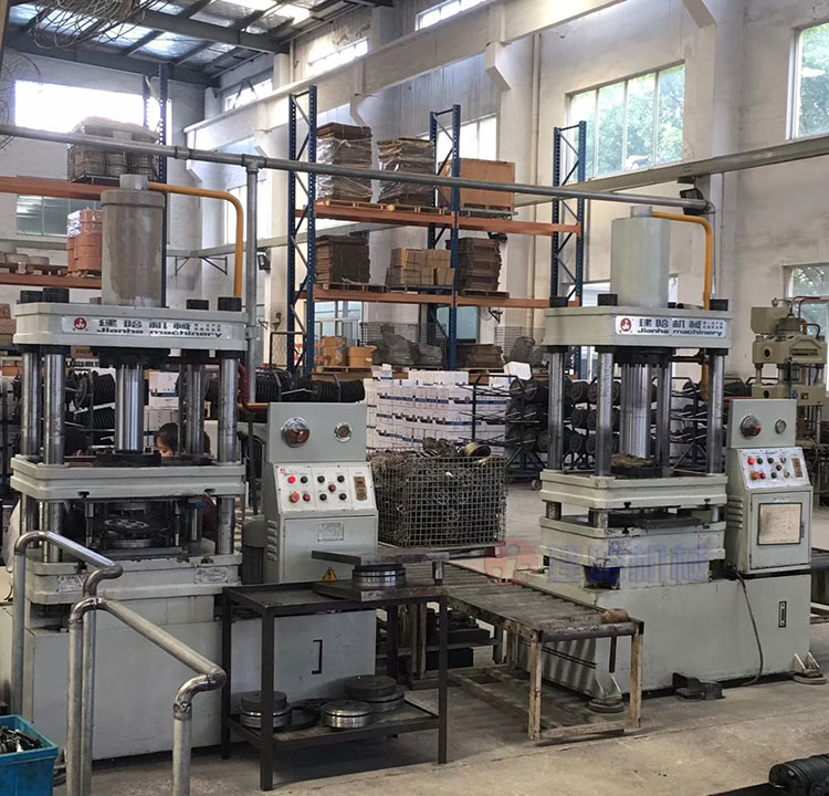 我们離合器液壓機現場圖